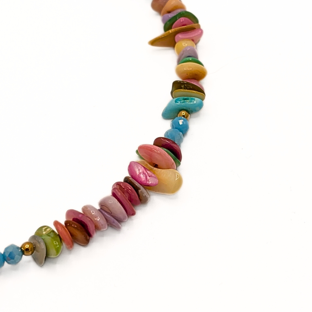 handgemaakte schelpen kralenketting met rode kreeft bedel en mix van pastel schelpkralen
