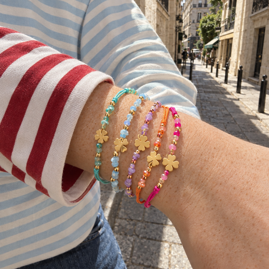 Vijf gekleurde rope armbandjes met klavertjes
