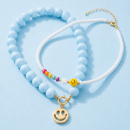 Lichtblauwe kralenset met smileys | twee kettingen en bedel