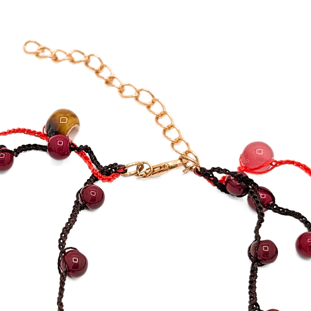 Sluiting van rode layer ketting met kralen en hartjes dames Casa Jadel