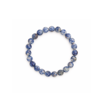 Sodaliet natuursteen kralenarmband met diepblauwe kralen en witte aders op witte achtergrond.