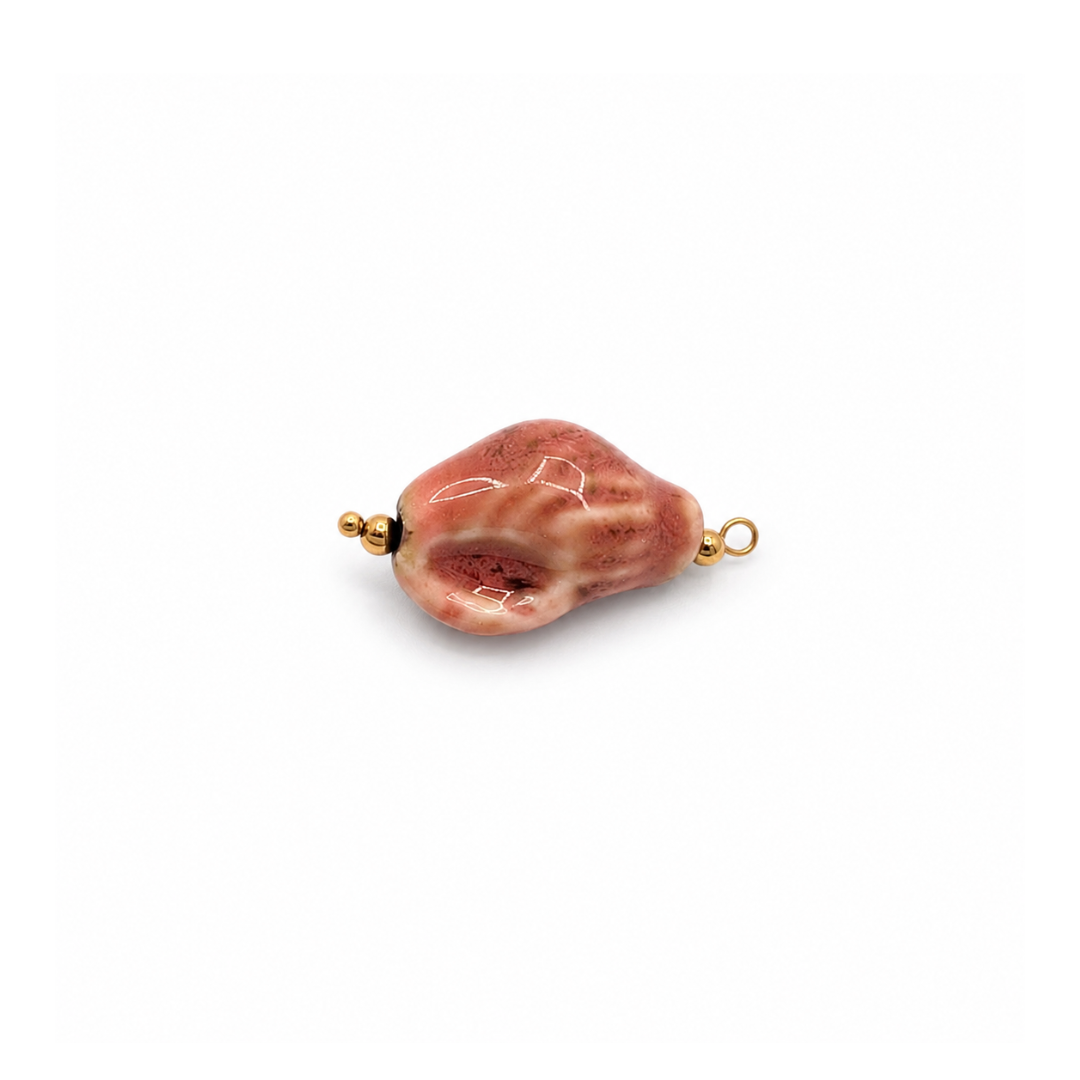 Oudroze steenrood keramiek schelp bedel met goudkleurige afwerking  liggend