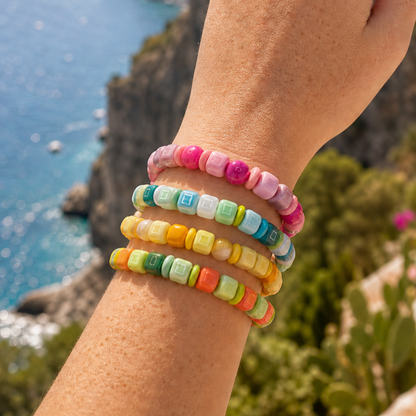 Sunny kralenarmbanden met glas en squared kralen gedragen.