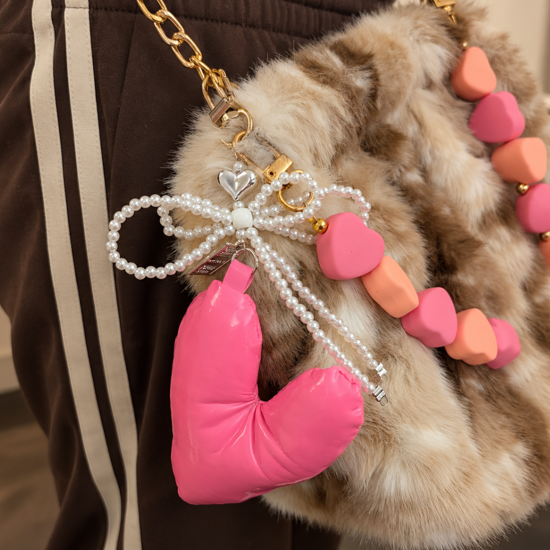 tas met Fuchsia metallic puffy hart tashanger met parelstrik 