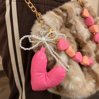tas met Fuchsia metallic puffy hart tashanger met parelstrik 