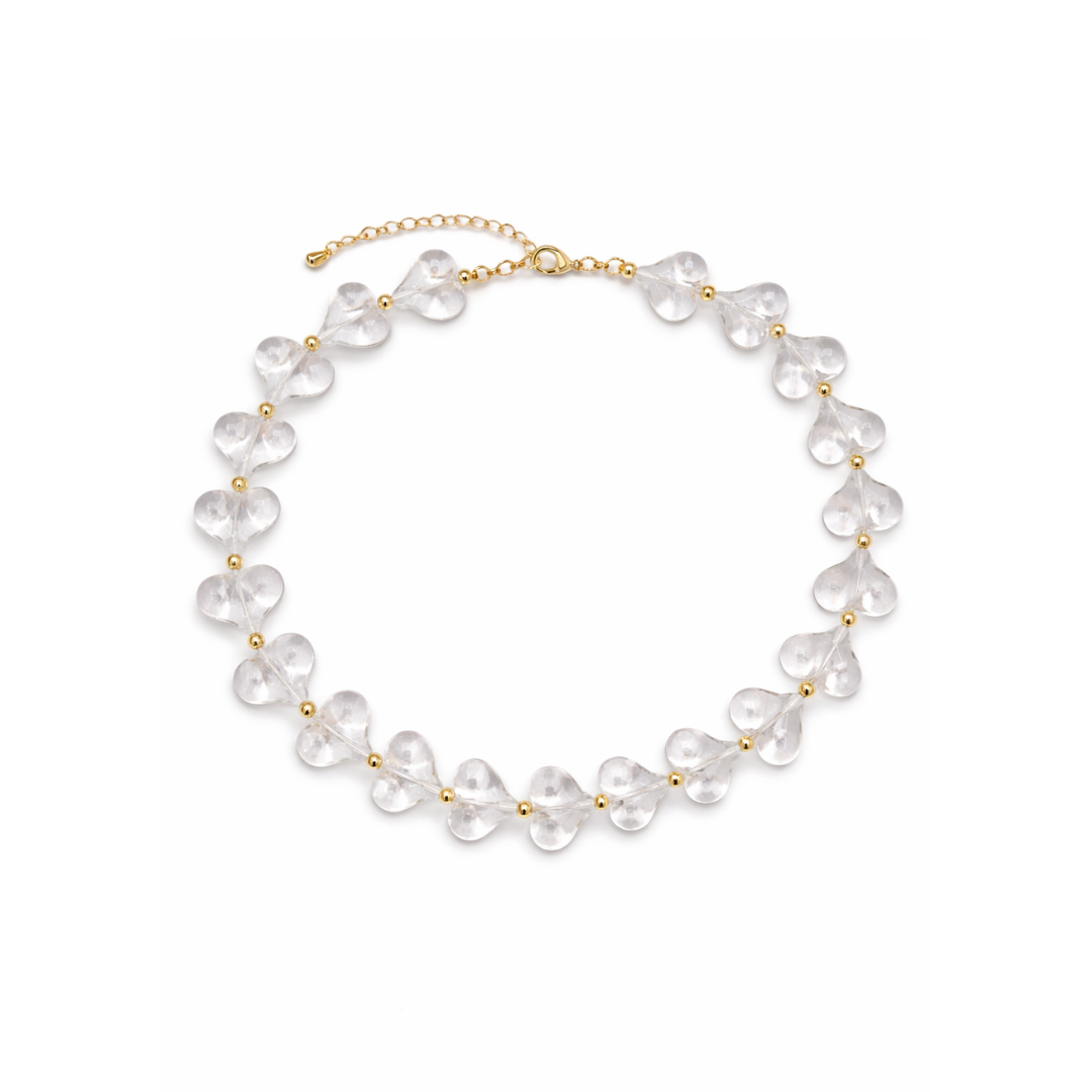 Transparante hartjes ketting met goudkleurige details en verlengketting.