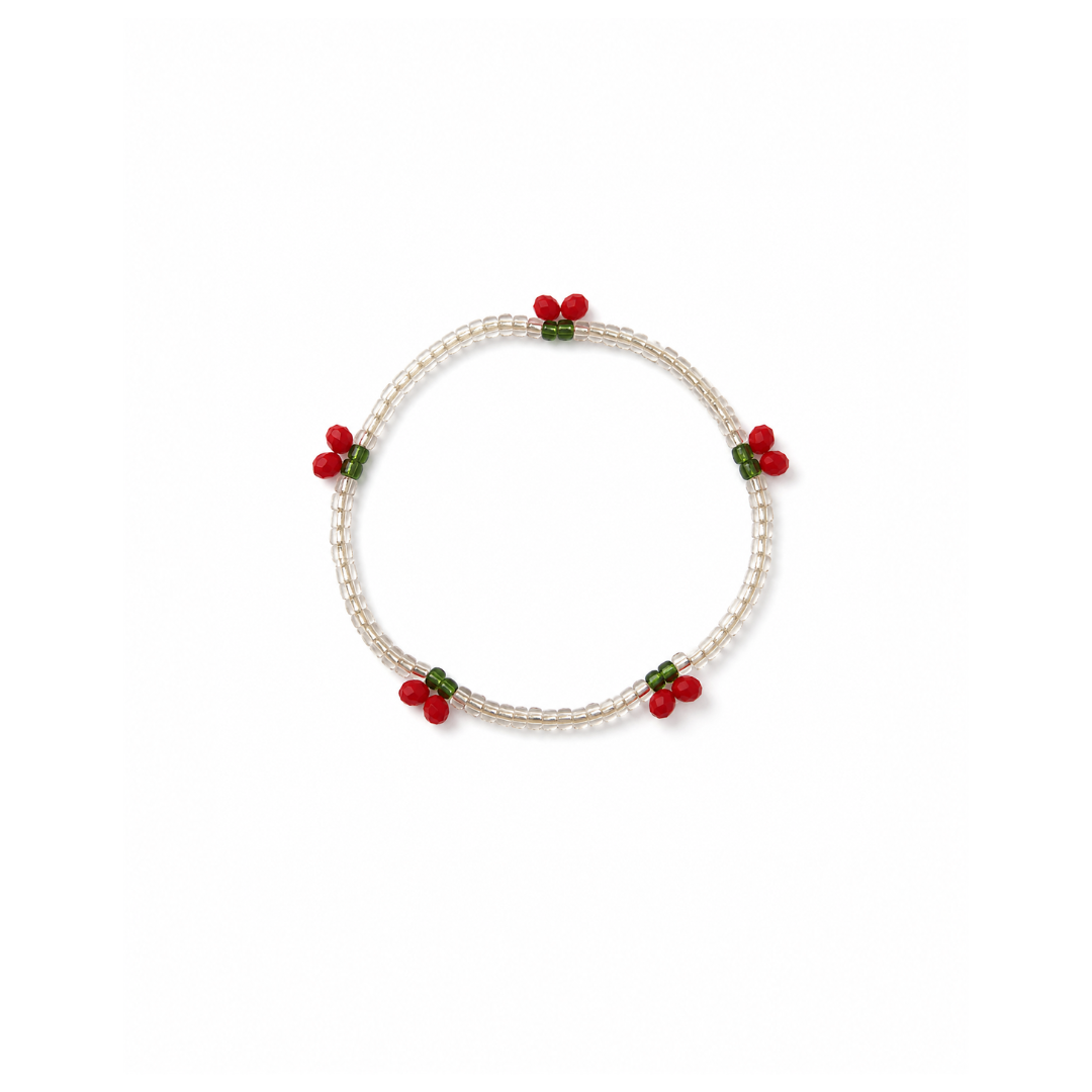 Transparante kleine kralenarmband Saar met rode kersen van glaskraaltjes.
