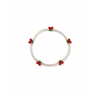 Transparante kleine kralenarmband Saar met rode kersen van glaskraaltjes.