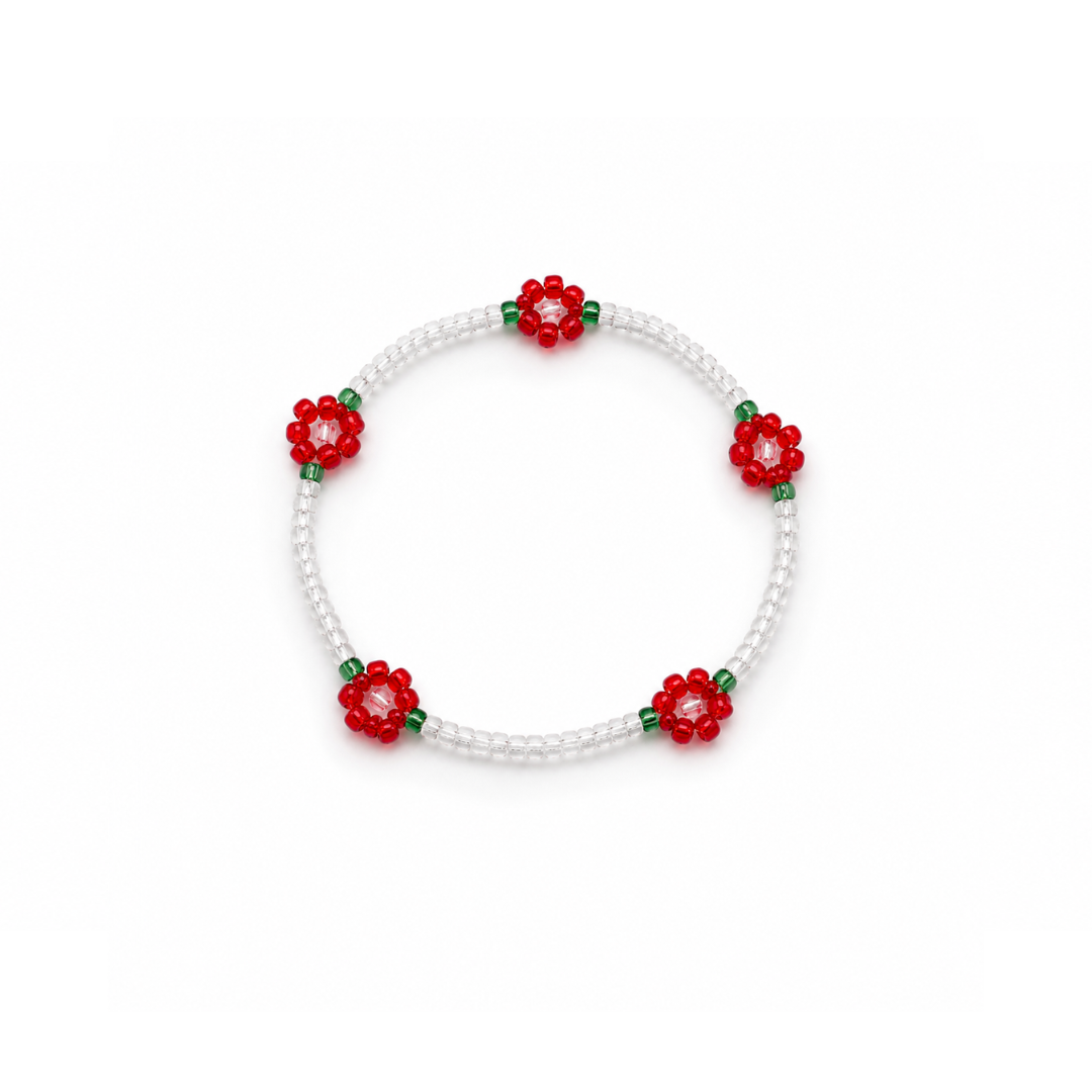 Transparante kleine kralenarmband Saar met rode bloemen en groene details op witte achtergrond