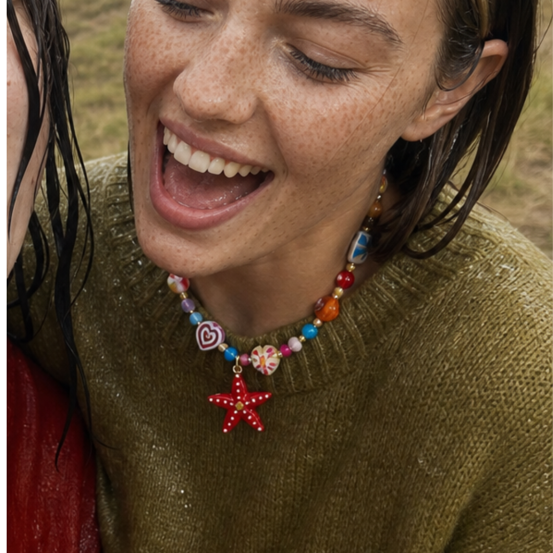 Model draagt handgemaakte trinket glazen kralenketting met rode zeester bedel | Casa Jadel