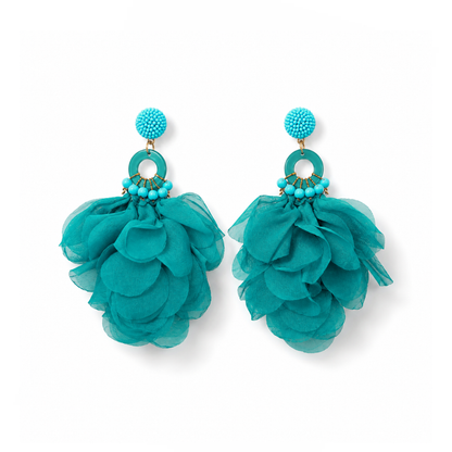 Turquoise bohemian statement oorbellen met kralen, gouden details en grote stoffen bloemen