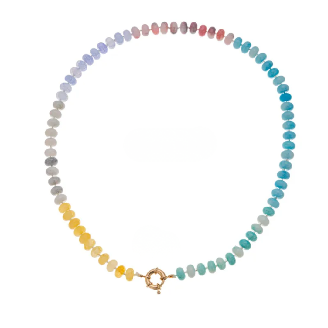 Pastel glazenkralen ketting met subtiel kleurverloop en goudkleurig boeislot voor dames.