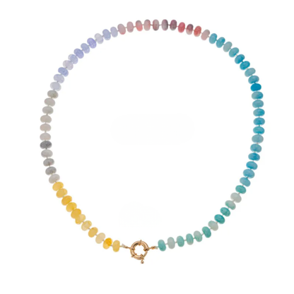 Pastel glazenkralen ketting met subtiel kleurverloop en goudkleurig boeislot voor dames.