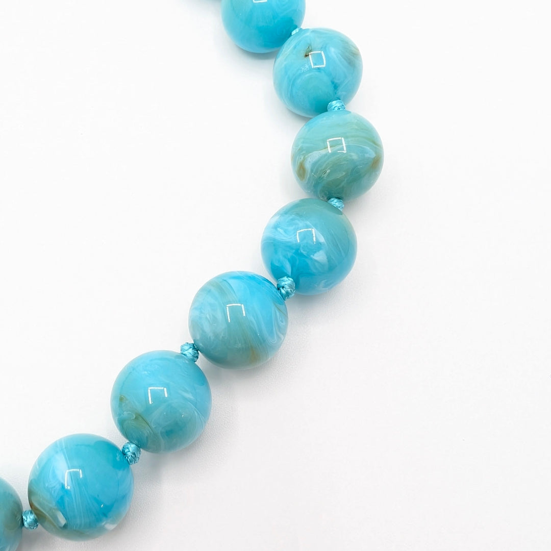 Turquoise gemarmerde grote kralenketting met marble effect kralen de4atil