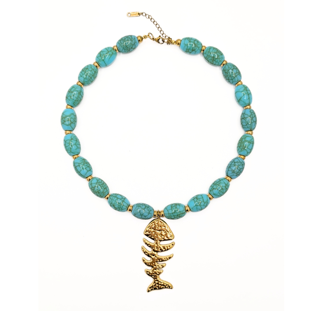 Grote turquoise kralenketting met goudkleurige vissengraat bedel en ovale marmerlook kralen