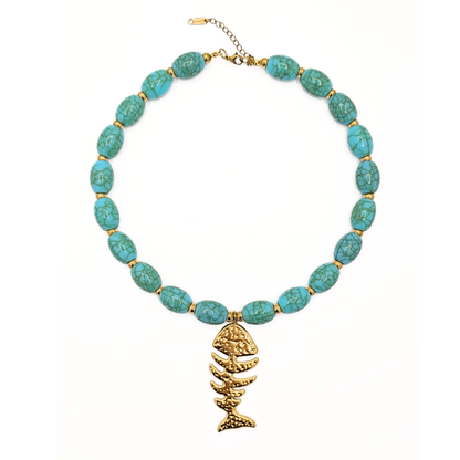 Grote turquoise kralenketting met goudkleurige vissengraat bedel en ovale marmerlook kralen