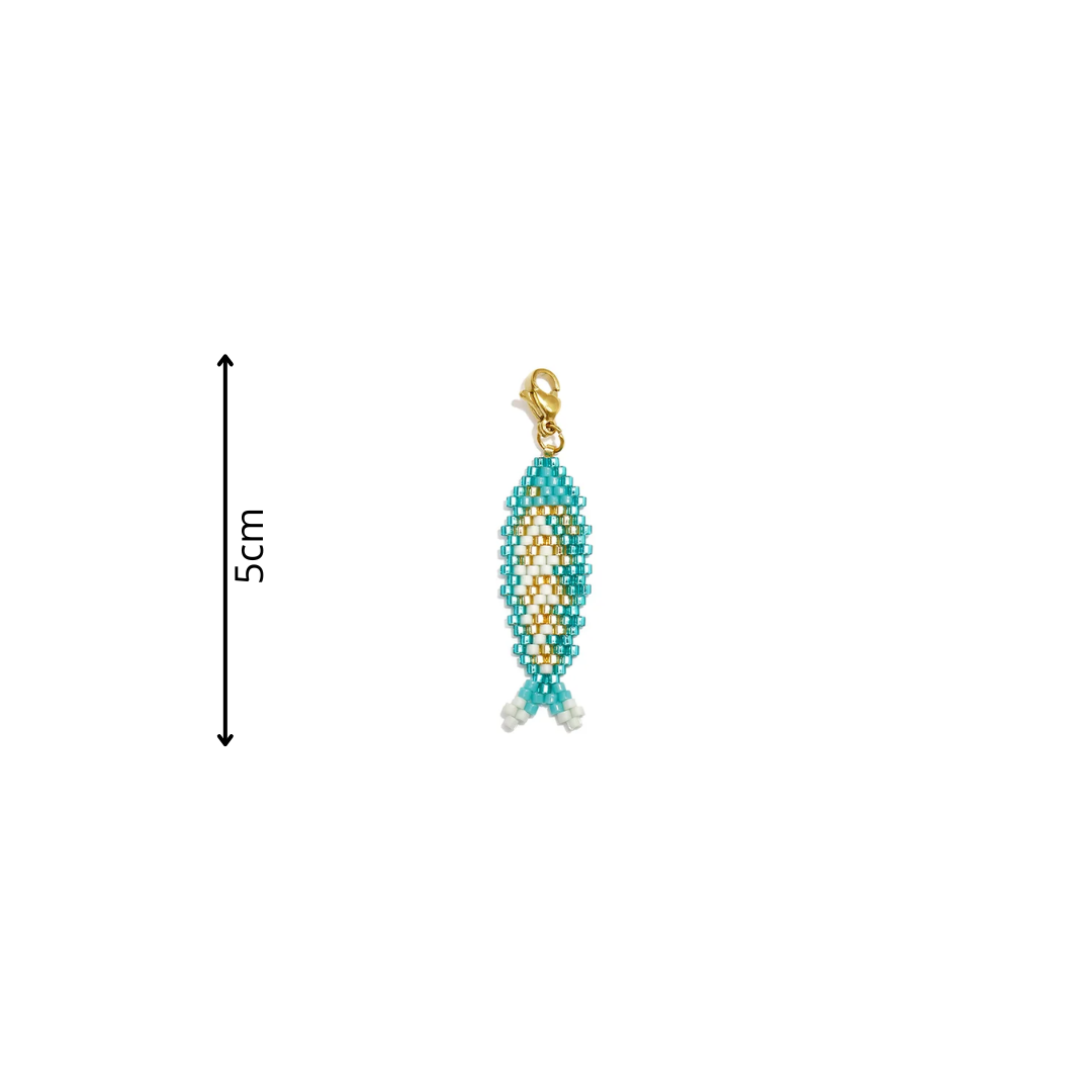Handgemaakte turquoise vis bedel van glaskraaltjes met witte en goudkleurige details en goudkleurige karabijnsluiting van Casa Jadel op een witte achtergrond met afmeting