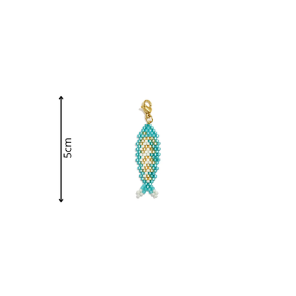 Handgemaakte turquoise vis bedel van glaskraaltjes met witte en goudkleurige details en goudkleurige karabijnsluiting van Casa Jadel op een witte achtergrond met afmeting