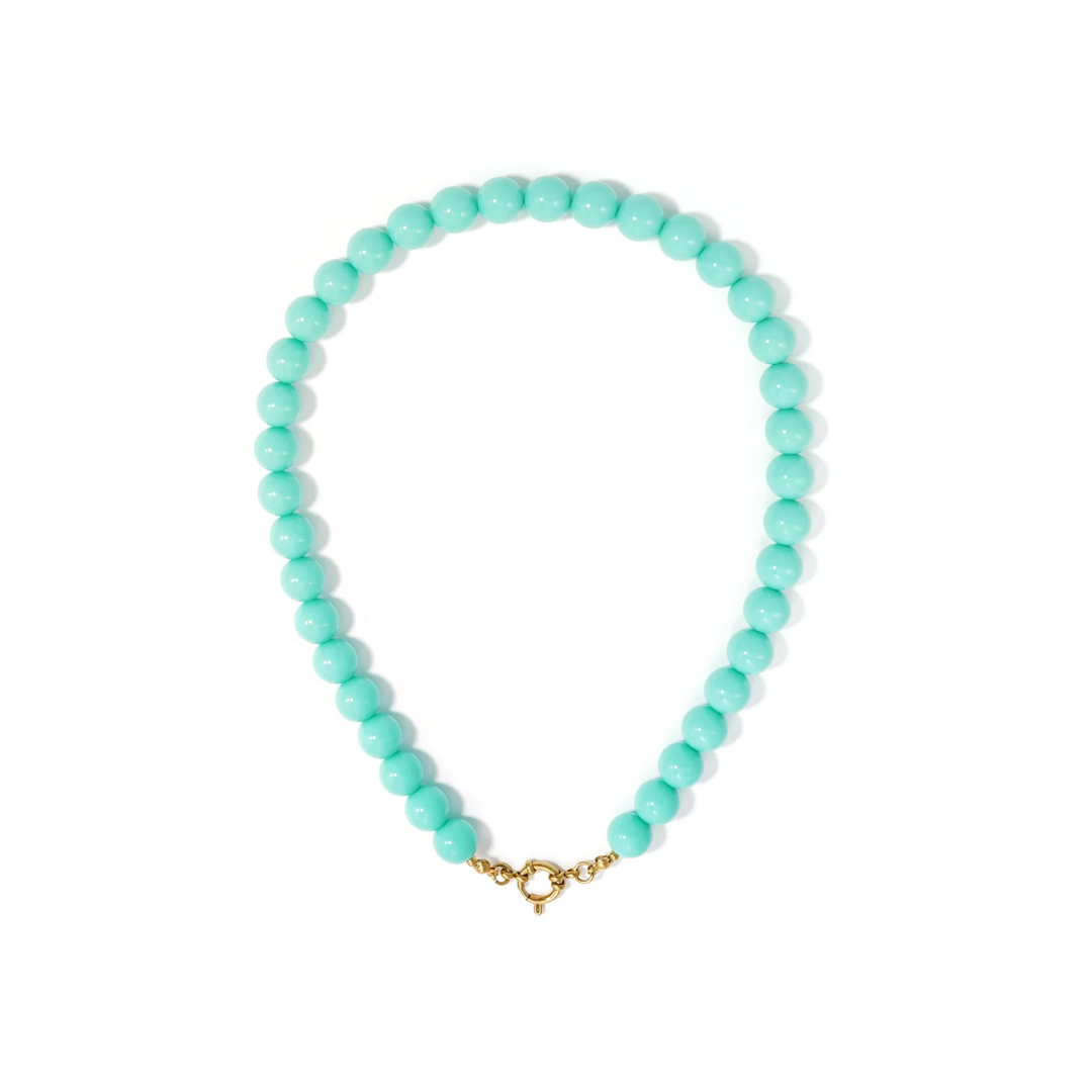 Turquoise kralenketting met ronde kralen en goudkleurig slot.