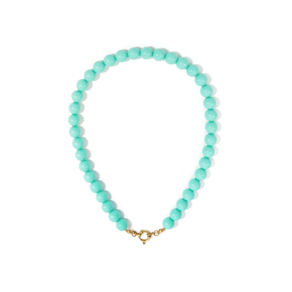 Turquoise kralenketting met ronde kralen en goudkleurig slot.