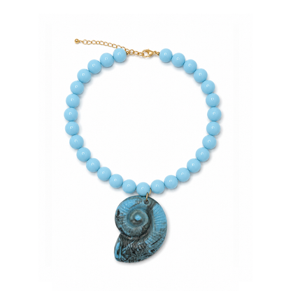 Turquoise kralenketting Iris met 13,5 mm marble kralen en een oversized schelp bedel van 7 cm.
