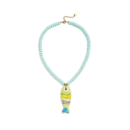 Turquoise kralenketting met een handgemaakte glazen gele vis in zomerse kleuren en een gouden stainless steel sluiting van Casa Jadel.
