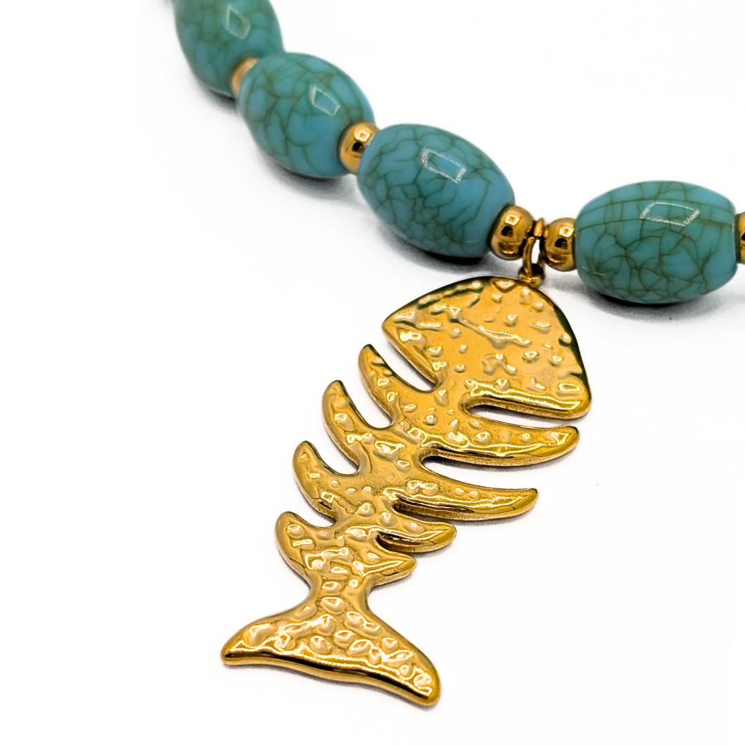 Goudkleurige vissengraat bedel aan turquoise kralenketting van Casa Jadel