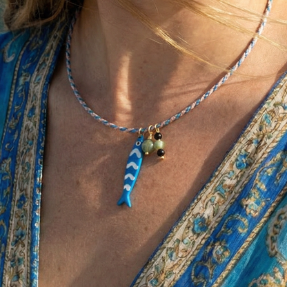 Turquoise Paard touwketting met grote visbedel en groene kraaltjes, gedrage, Ibiza Style.