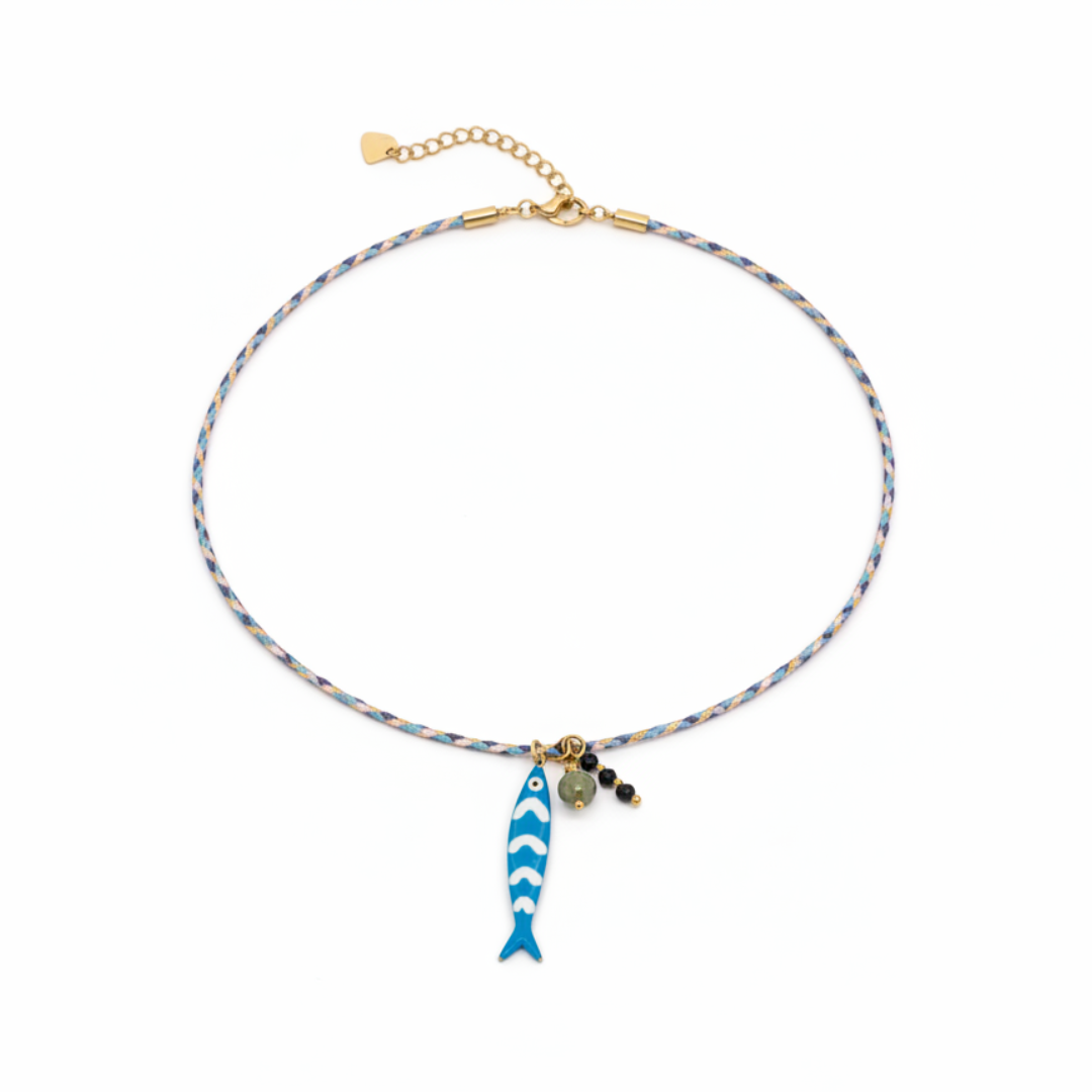 Turquoise paars rope ketting met blauwe vis bedel en kleine kralen bedeltjes.