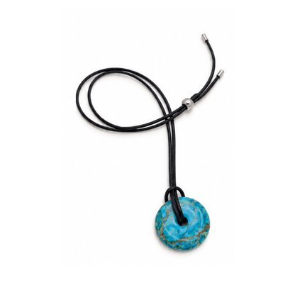 Turquoise ronde natuursteen look-a-like hanger met gat in het midden aan een zwart koord met zilverkleurige schuifkraal.