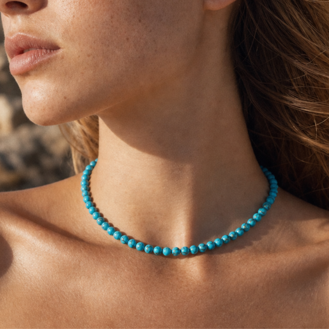 Model draagt turquoise turkoois natuursteen kralenketting van Casa Jadel
