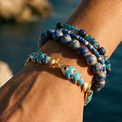 Gouden visjes armband gedragen met toermalijn kralenarmband. Ibiza Style, casa Jadel