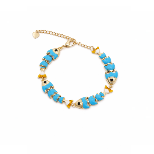 Turquoise visjes armband met goudkleurige details en speels design op lichte achtergrond.