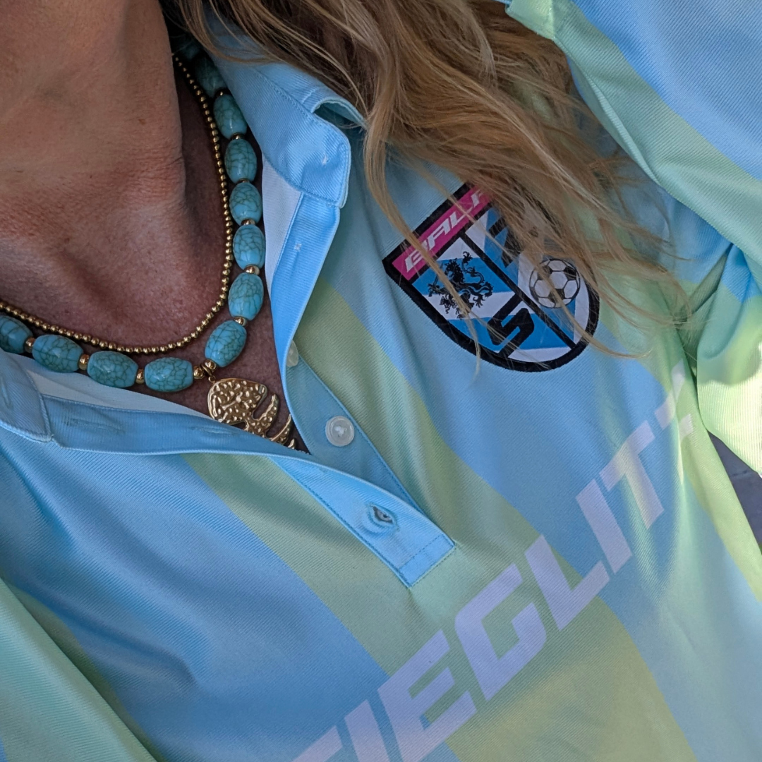model met turquoise vis ketting en massieve kralenketting model