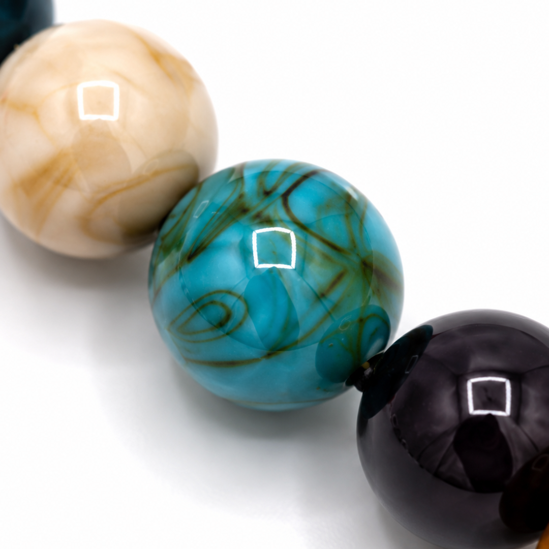 Detailfoto van veelkleurige grote kralenketting Yade met acryl en natuursteen kralen van Casa Jadel