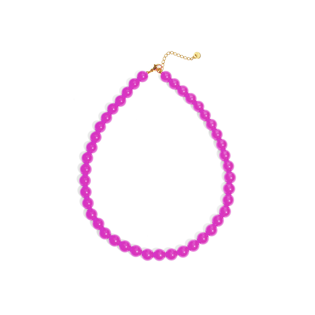 Violet kralenketting met ronde glanzende kralen en goudkleurige sluiting op witte achtergrond