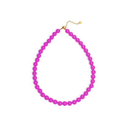 Violet kralenketting met ronde glanzende kralen en goudkleurige sluiting op witte achtergrond