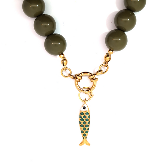 Goudkleurige vis hanger met groene details gedragen aan kralenketting, Jadel style