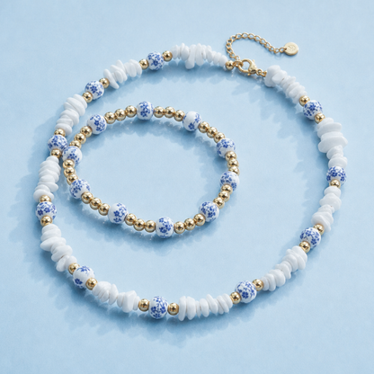 Wit-blauwe kralen set met ketting en armband van witte schelpkralen, blauw-witte porseleinlook kralen en goudkleurige details van Casa Jadel.