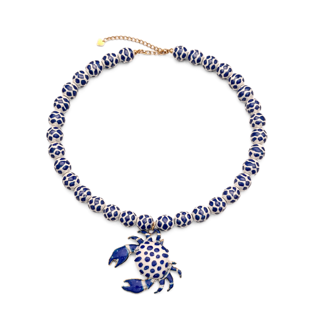 Wit blauwe kralenketting met krab bedel zomerse statement ketting dames Casa Jadel