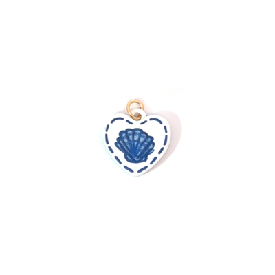 Wit hartje bedel met blauwe schelp geschilderd
