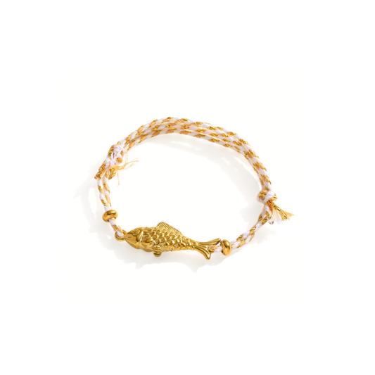 Wit naturel rope armband met goudkleurig visje en subtiele gouden details