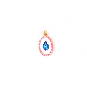Ovale wit-roze bedel met handgeschilderde blauwe schelp, zomerse sieradenbedel van Jadel.