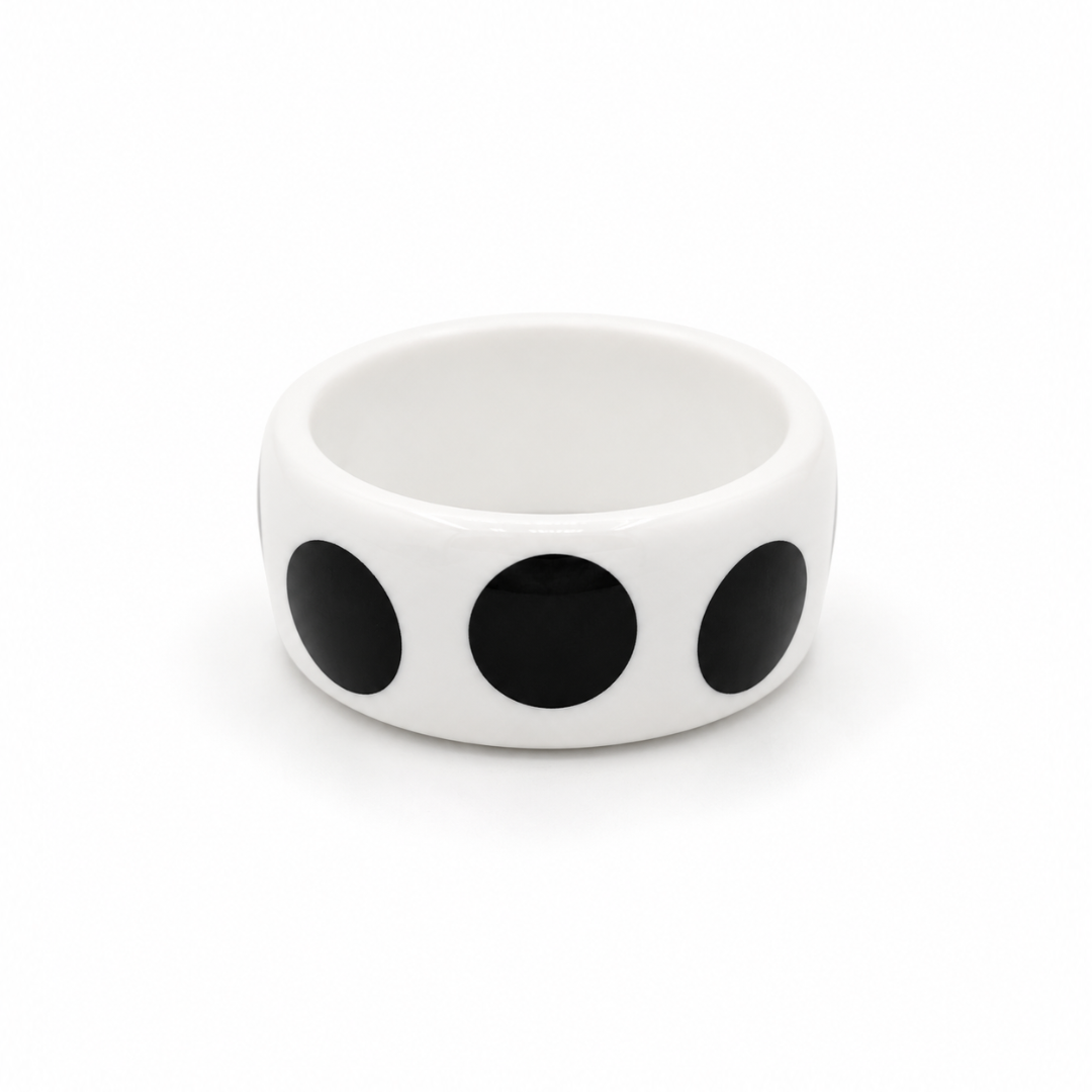 Witte resin bangle armband met grote zwarte stippen van Casa Jadel.