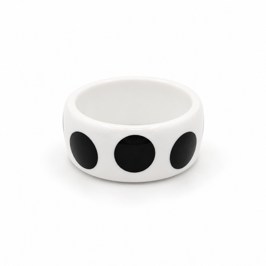 Witte resin bangle armband met grote zwarte stippen van Casa Jadel.