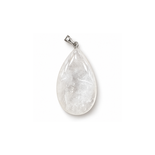 Witte bergkristal natuursteen bedel in druppelvorm met melkwitte en doorschijnende delen en een zilverkleurig hangoog.