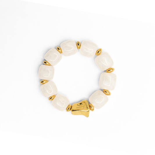 Witte chunky kralenarmband met marmer effect en gouden accentkraal dames armband Casa Jadel