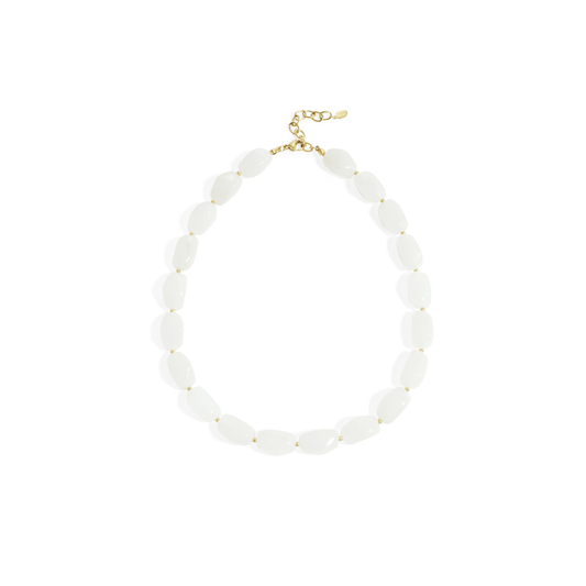Witte chunky statement kralenketting met grote organische kralen en gouden details