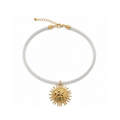 Witte gedraaide rope ketting met grote gouden zonbedel en verstelbare sluiting van Casa Jadel.