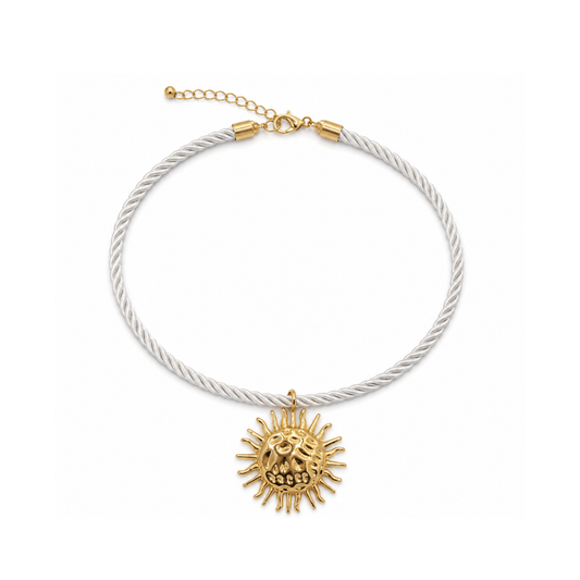 Witte gedraaide rope ketting met grote gouden zonbedel en verstelbare sluiting van Casa Jadel.